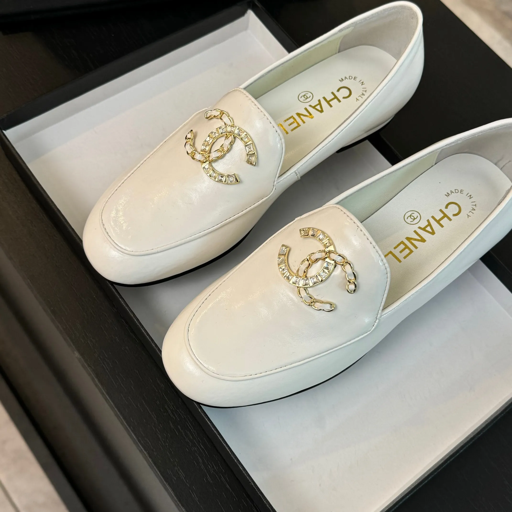 👟👟Ex-factory price 600👟👟 Purchasing-grade CHANEL Xiaoxiang classic retro shoes. I liked this pair at first sight. The design of the upper is very special. The classic hardware buckles embellished with Xiaoxiang are very CHANEL style. It has a high-end feel. The upper feet are very comfortable and soft. The feet are not afraid of being good-looking and comfortable. They are invincible when paired with mid-calf socks, skirts and trousers. It looks simple in style, but it has the effect of elongating the legs immediately on the feet, which is simple and does not lose personality. Adds a touch of coolness. Upper: imported mixed-breed lambskin. Lining: mixed-breed sheepskin. Soft, sweat-absorbent and breathable! Hardware: Exclusive original 1:1 mold development! Long-lasting and does not soften! Outsole: Genuine leather outsole imported from Italy. Height is about 2.5cm. Different market currency. We are different. Size: #34-42 (34 40 41 customized, non-refundable)